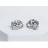 Paar Ohrstecker, 18kt Weißgold, 8 Diamantbaguettes zus. ca. 1.20 ct., 46 Diamanten zus. ca. 0.80 ct