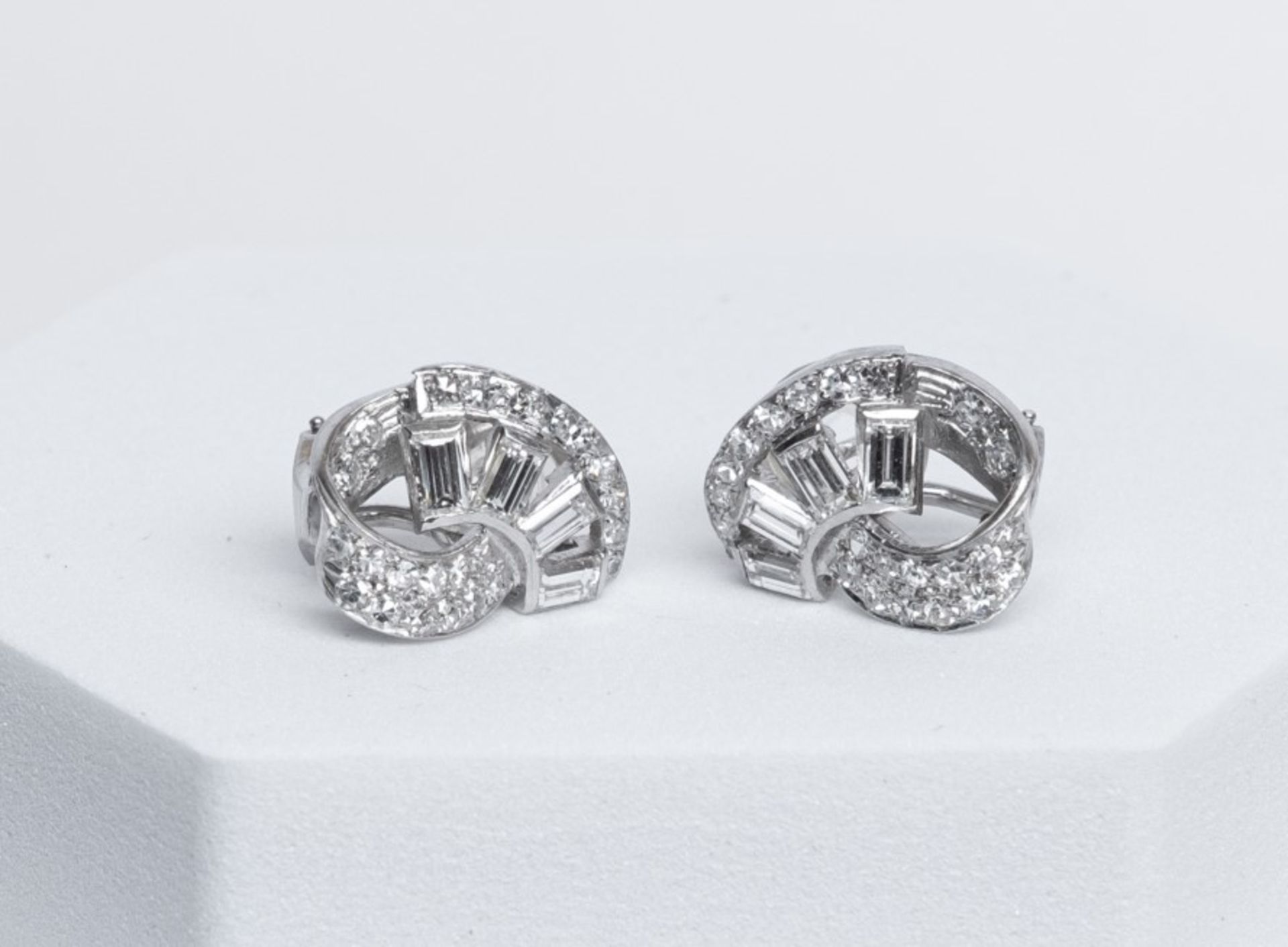 Paar Ohrstecker, 18kt Weißgold, 8 Diamantbaguettes zus. ca. 1.20 ct., 46 Diamanten zus. ca. 0.80 ct