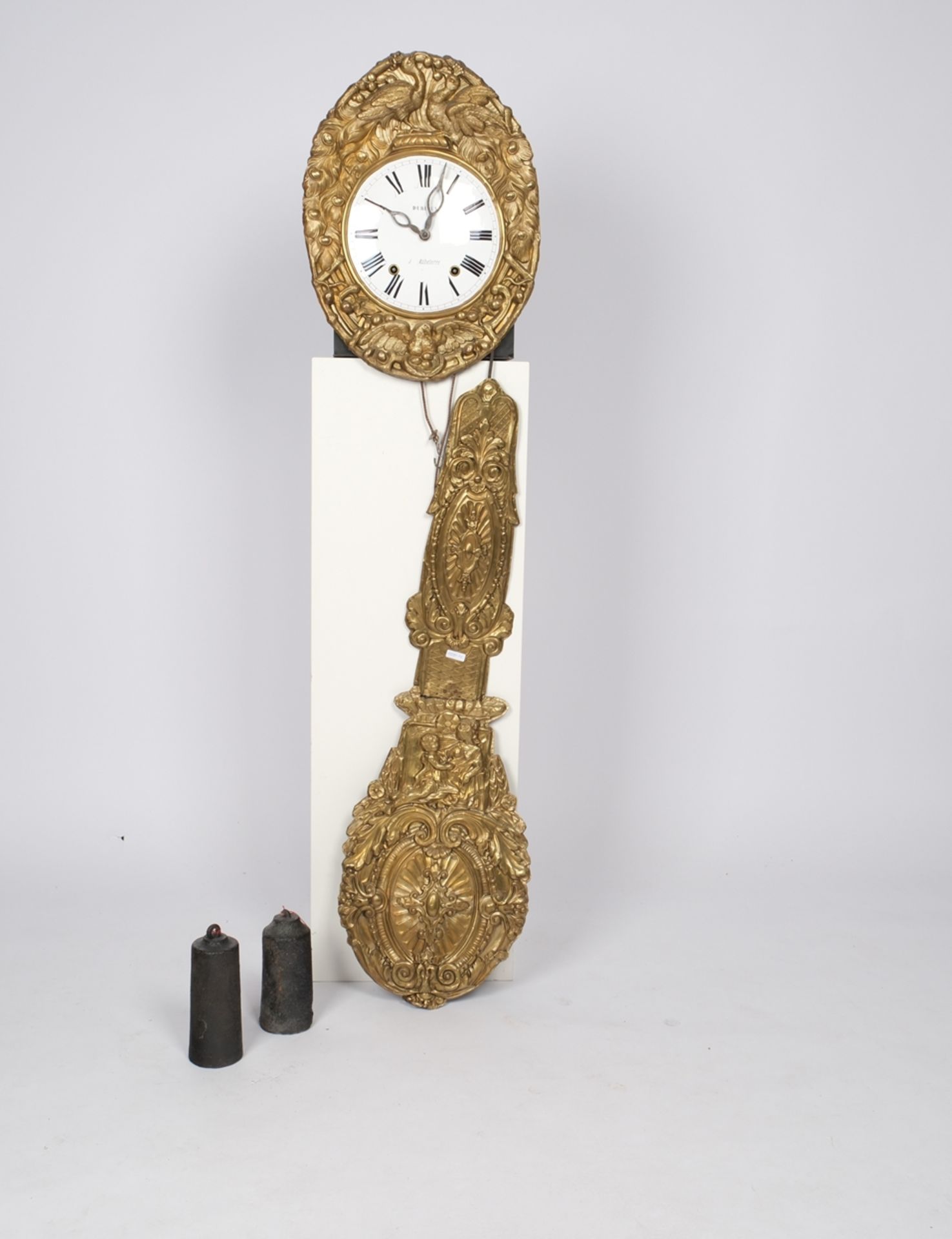 Comtoise, Frankreich, 19. Jh., sign. "Derieux á Aubeleme", Schlag auf Glocke, Schild mit Pfauendeko