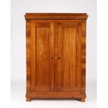 Biedermeierschrank, süddt., um 1825, Kirschbaum massiv, niedriger zweitüriger Korpus mit vorkragend