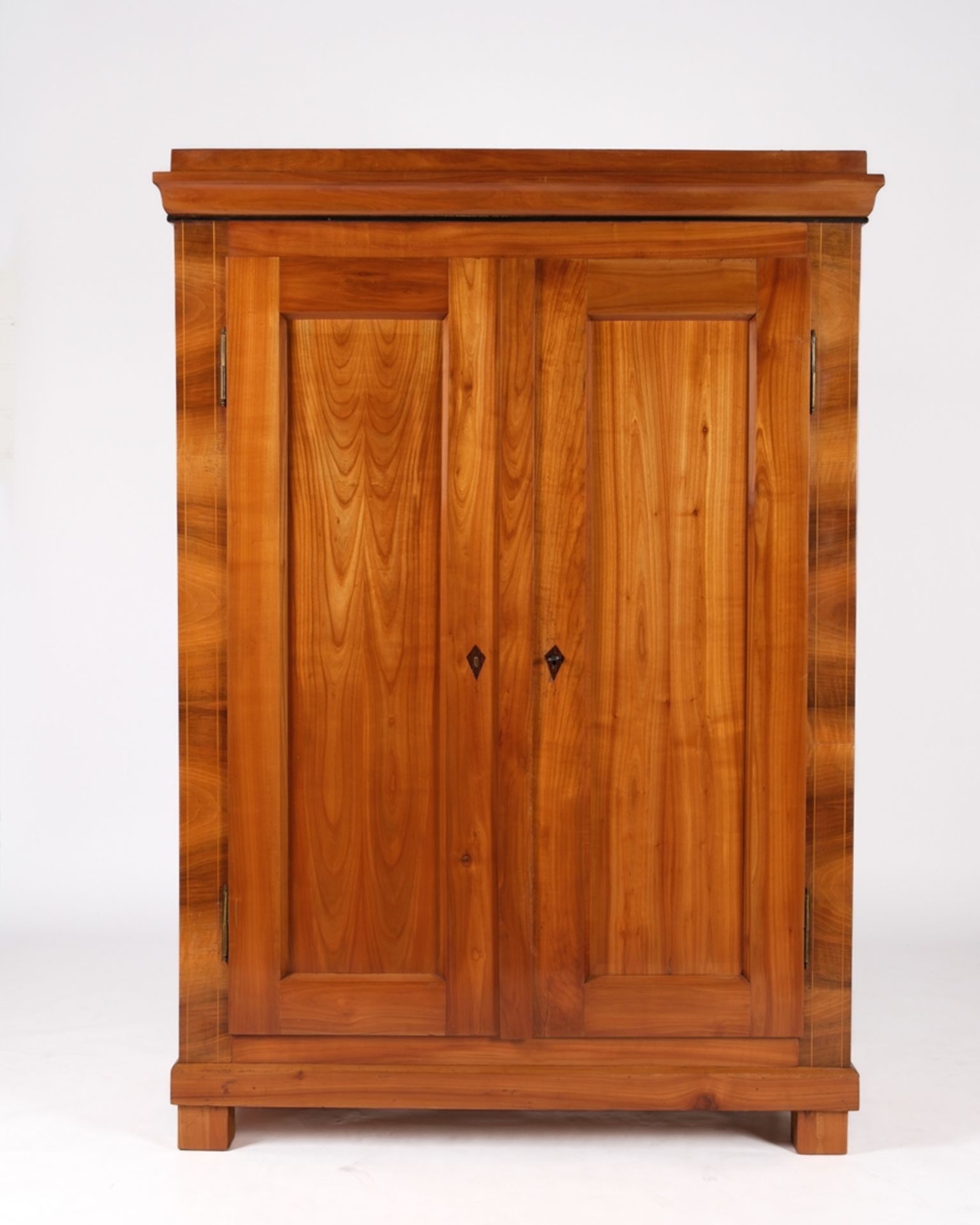 Biedermeierschrank, süddt., um 1825, Kirschbaum massiv, niedriger zweitüriger Korpus mit vorkragend