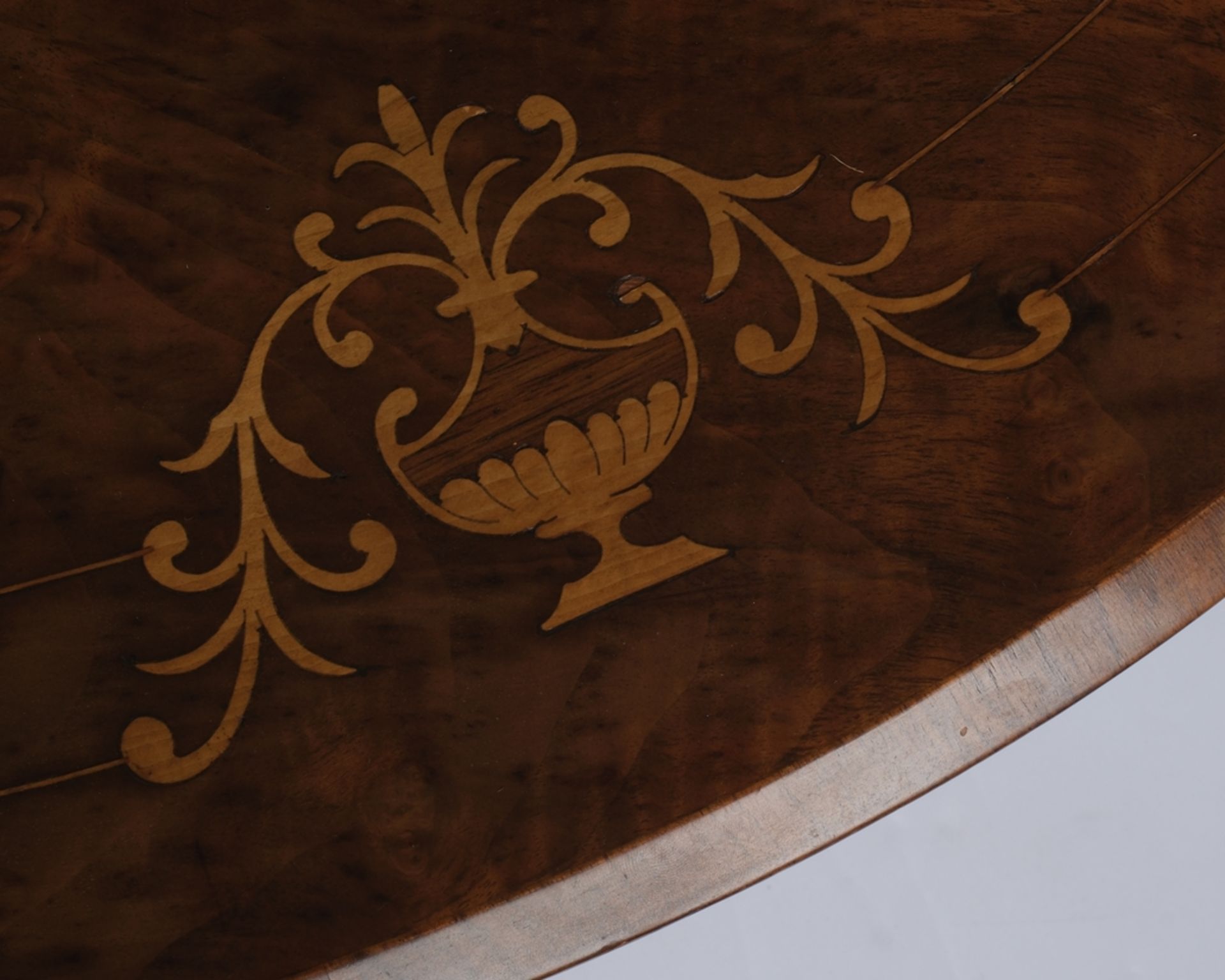 Ovaler Salontisch, 19./20. Jh., Intarsien, 56 x 118 x 81 cm, Platte mit Schadstellen - Bild 3 aus 3