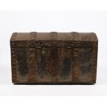 Große barocke Runddeckeltruhe, 18. Jh., Eiche, der Korpus mit reich verzierten Eisenbändern beschla