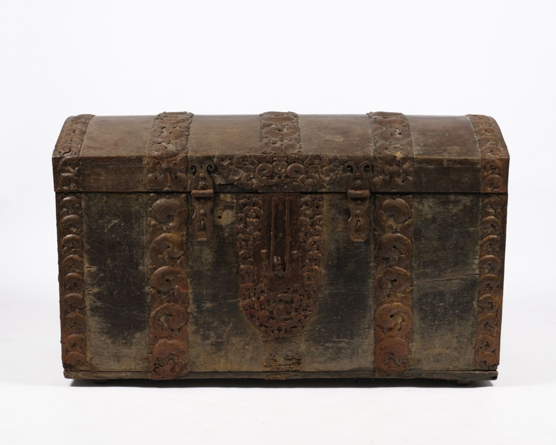 Große barocke Runddeckeltruhe, 18. Jh., Eiche, der Korpus mit reich verzierten Eisenbändern beschla