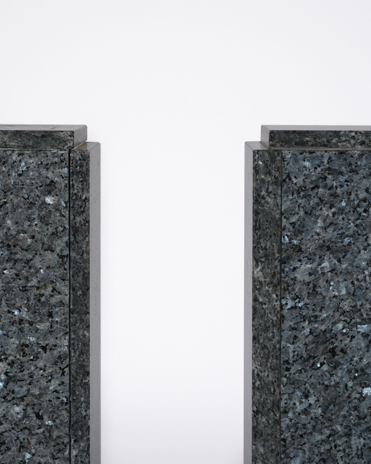 Paar Skulpturensäulen, grauer Granit, H. je 87 cm - Bild 4 aus 4