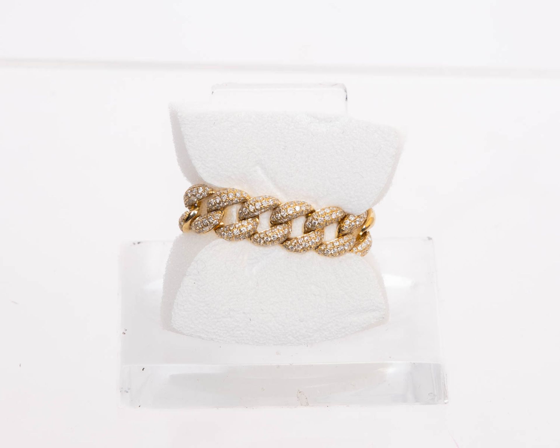 Kettenring, 18kt Gelbgold, Brillanten zus. ca. 0.75 ct., etwa tw-w/si, ca. 6.4 g, RM 55