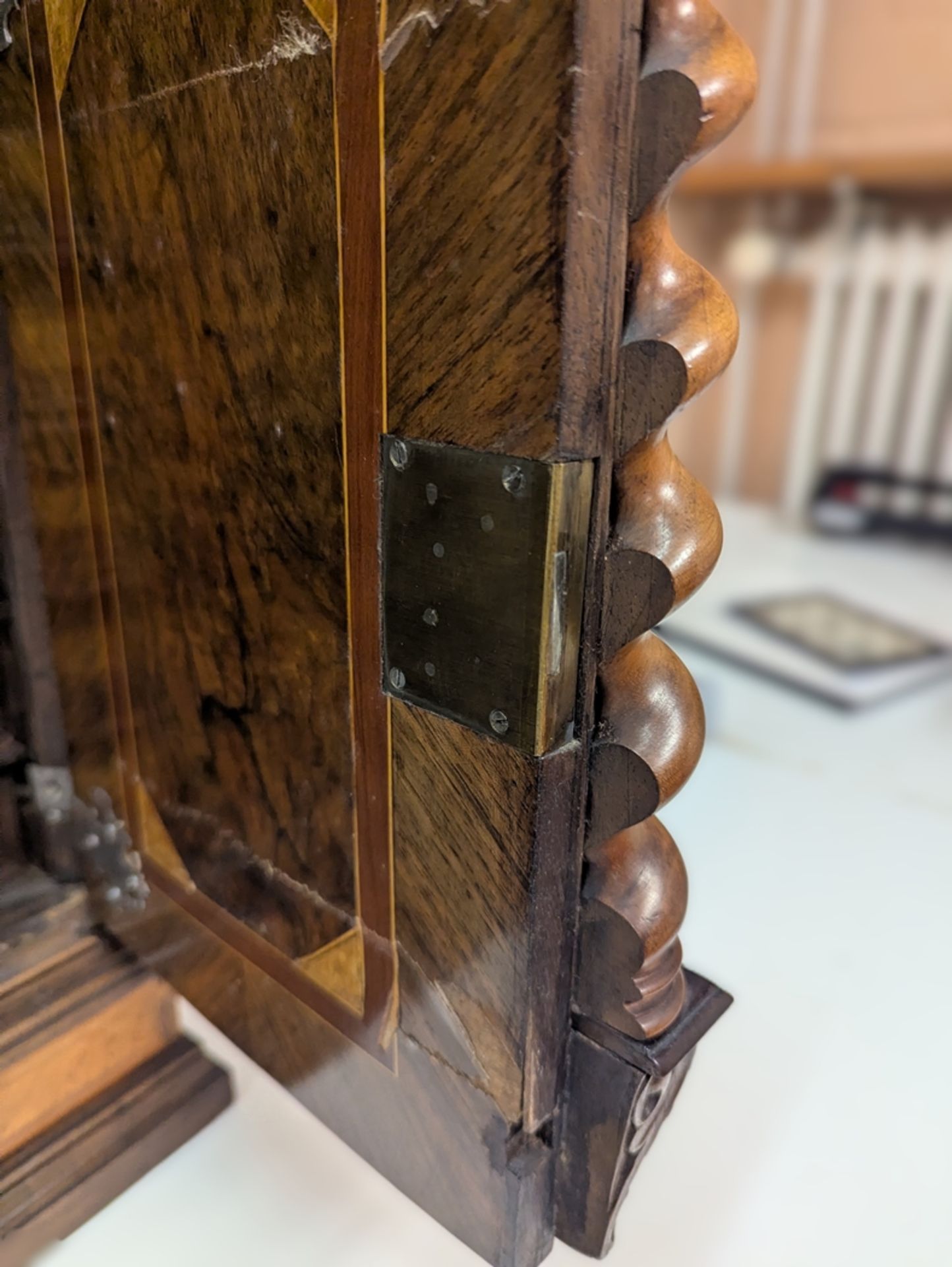 Barockes Tischkabinett, süddt., 18. oder 19. Jh., Nussbaum, Nussmaser, Vogelaugenahorn u.a. auf Wei - Bild 4 aus 5