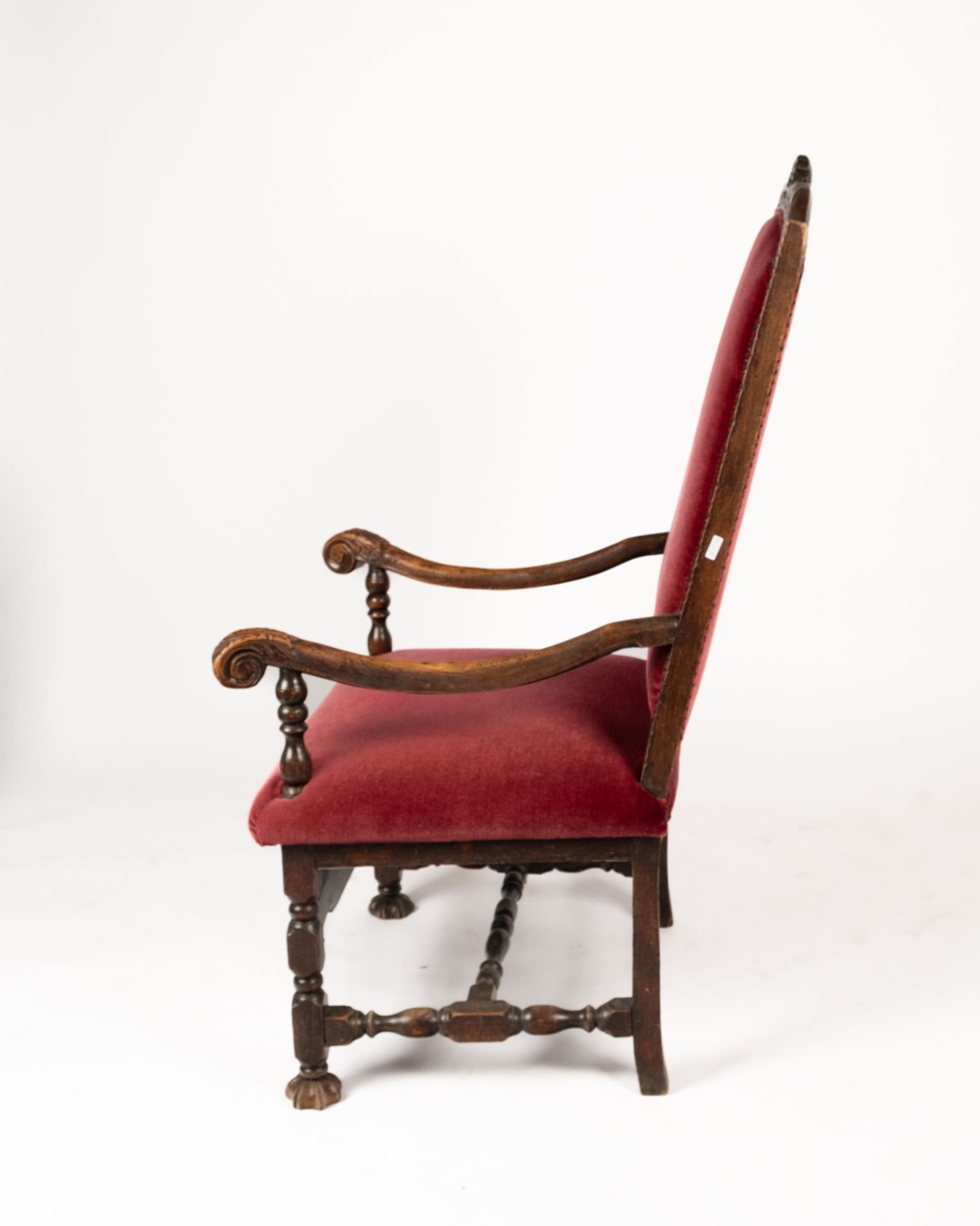 Barocker Armlehnsessel, 18./19. Jh., Eiche geschnitzt, ornamentales Dekor, Armlehnen mit Akanthusvo - Bild 3 aus 4