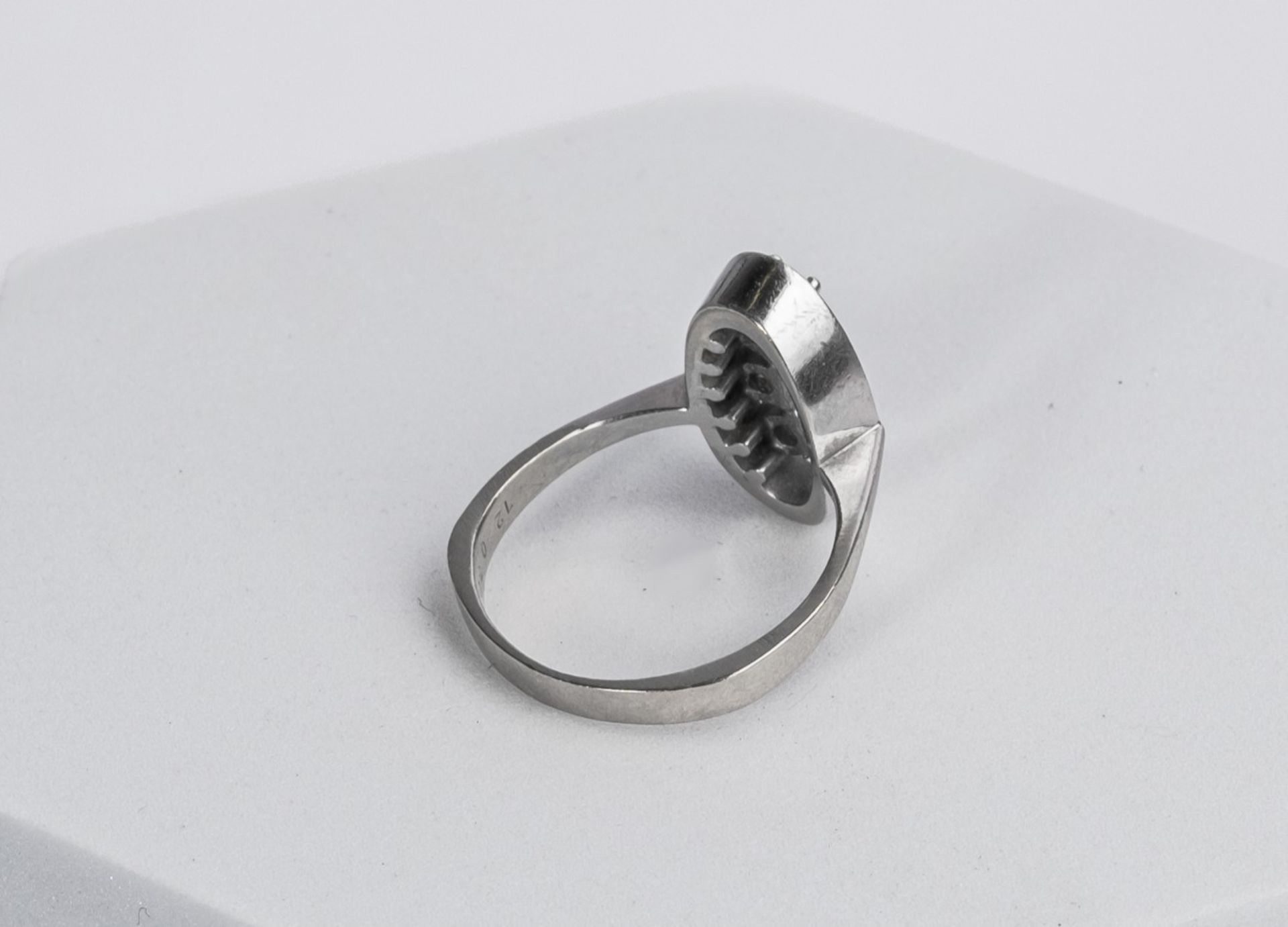 Ring, 14kt Weißgold, 3 Brillanten, ca. 5.5 g, RM 58 - Bild 2 aus 2