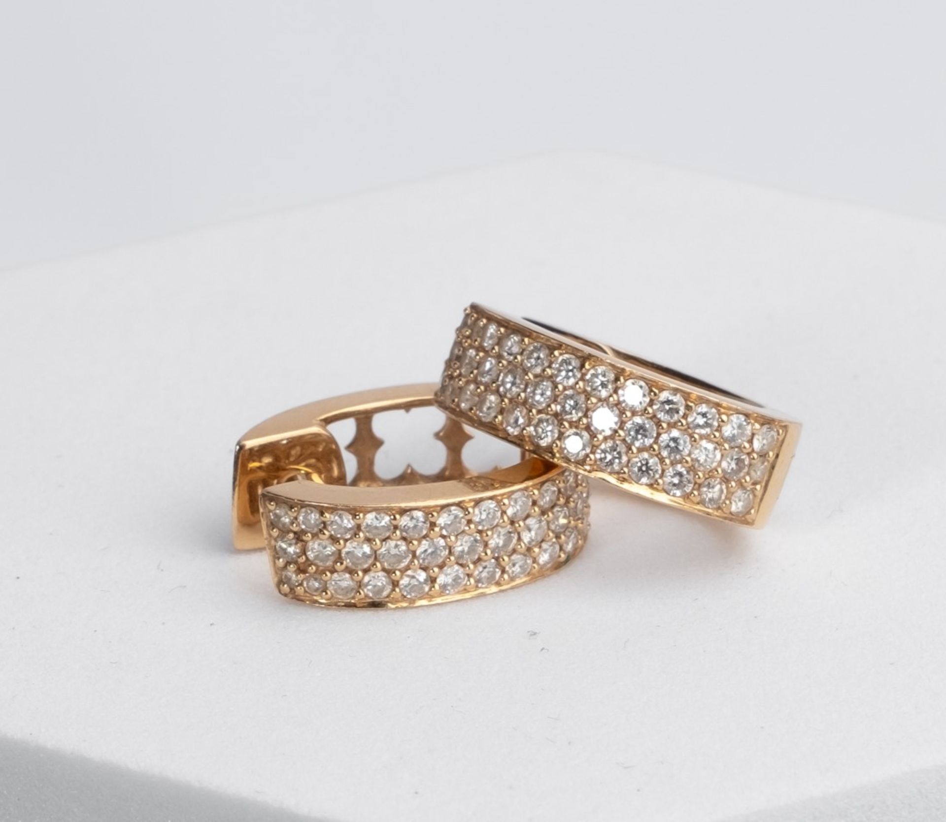 Paar Creolen, 18kt Roségold, 72 Brillanten zus. ca. 0.70 ct., ca. 7.5 g - Bild 2 aus 3