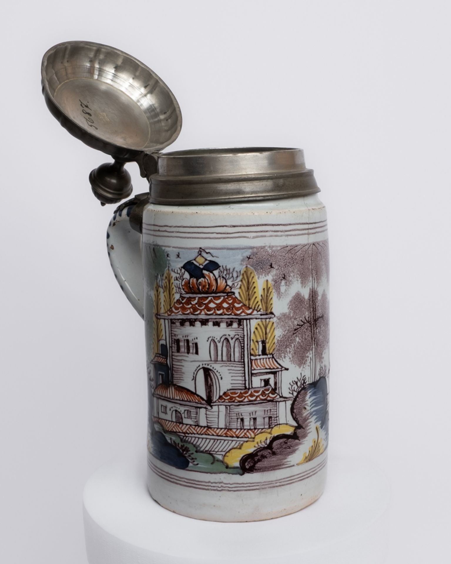 Walzenkrug, wohl Thüringen, Ende 18. Jh., Fayence, bunte Scharffeuerbemalung mit einer umlaufenden  - Bild 2 aus 3