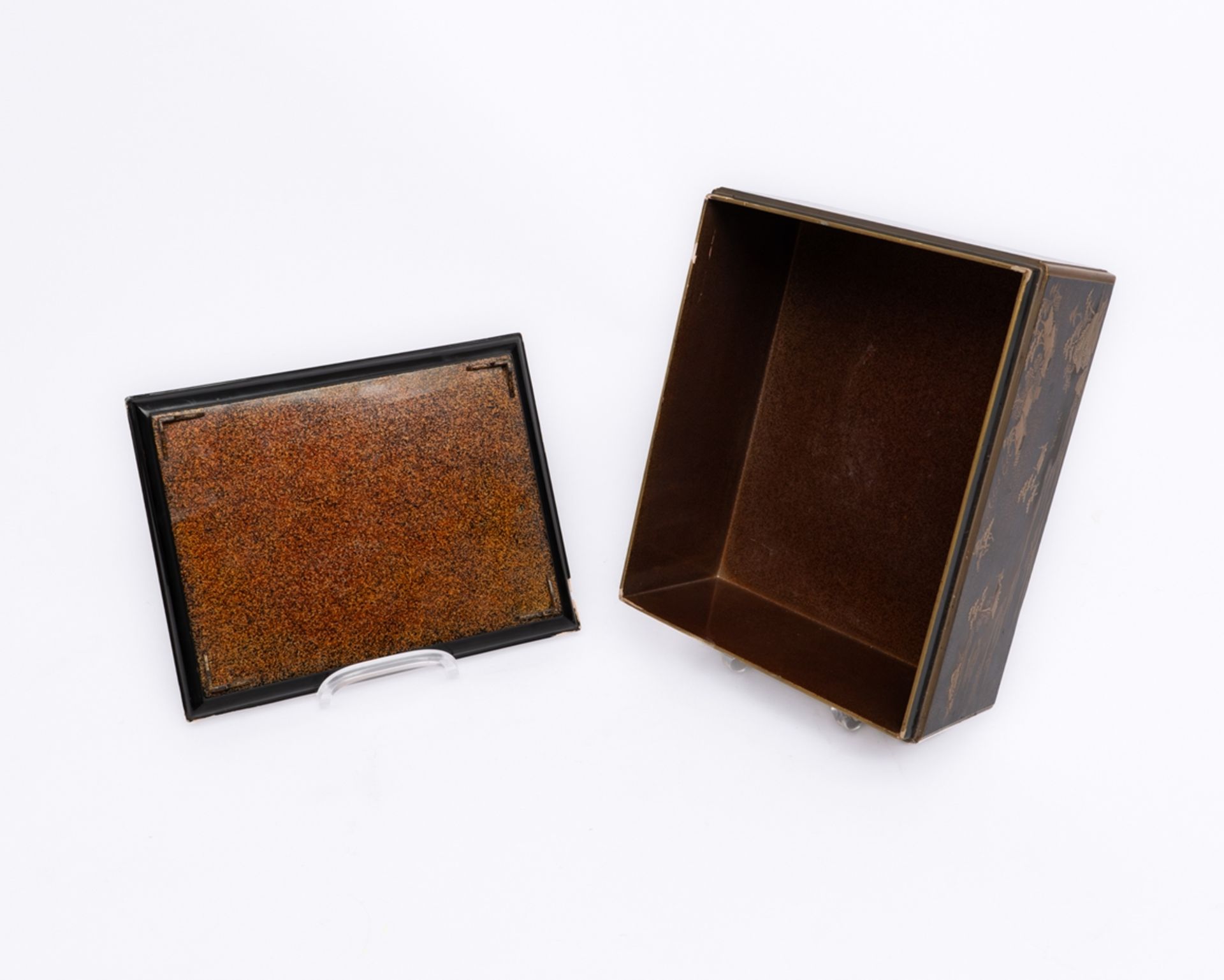 Lackdose, Japan, Ende 19. Jh., Schwarzlack mit Goldlackdekor, rechteckig, Flusslandschaft mit Pavil - Bild 5 aus 6