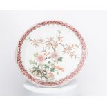 Porzellanplakette, China, 20. Jh., famille rose, ein Baum mit Granatäpfeln sowie Chrysanthemen und 