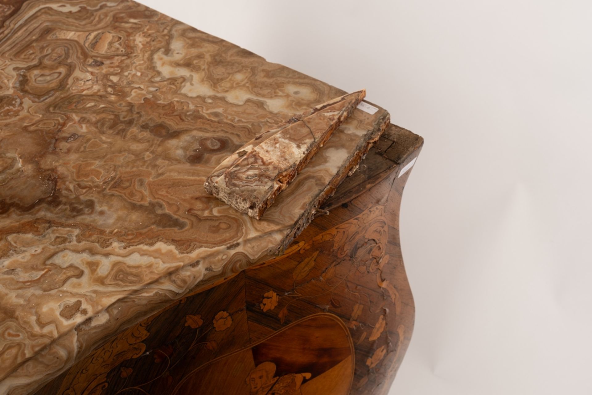 Kommode im Stil Louis XV, 19. Jh., diverse Edelhölzer furniert auf Eiche und Weichholz, stark bombi - Bild 7 aus 8