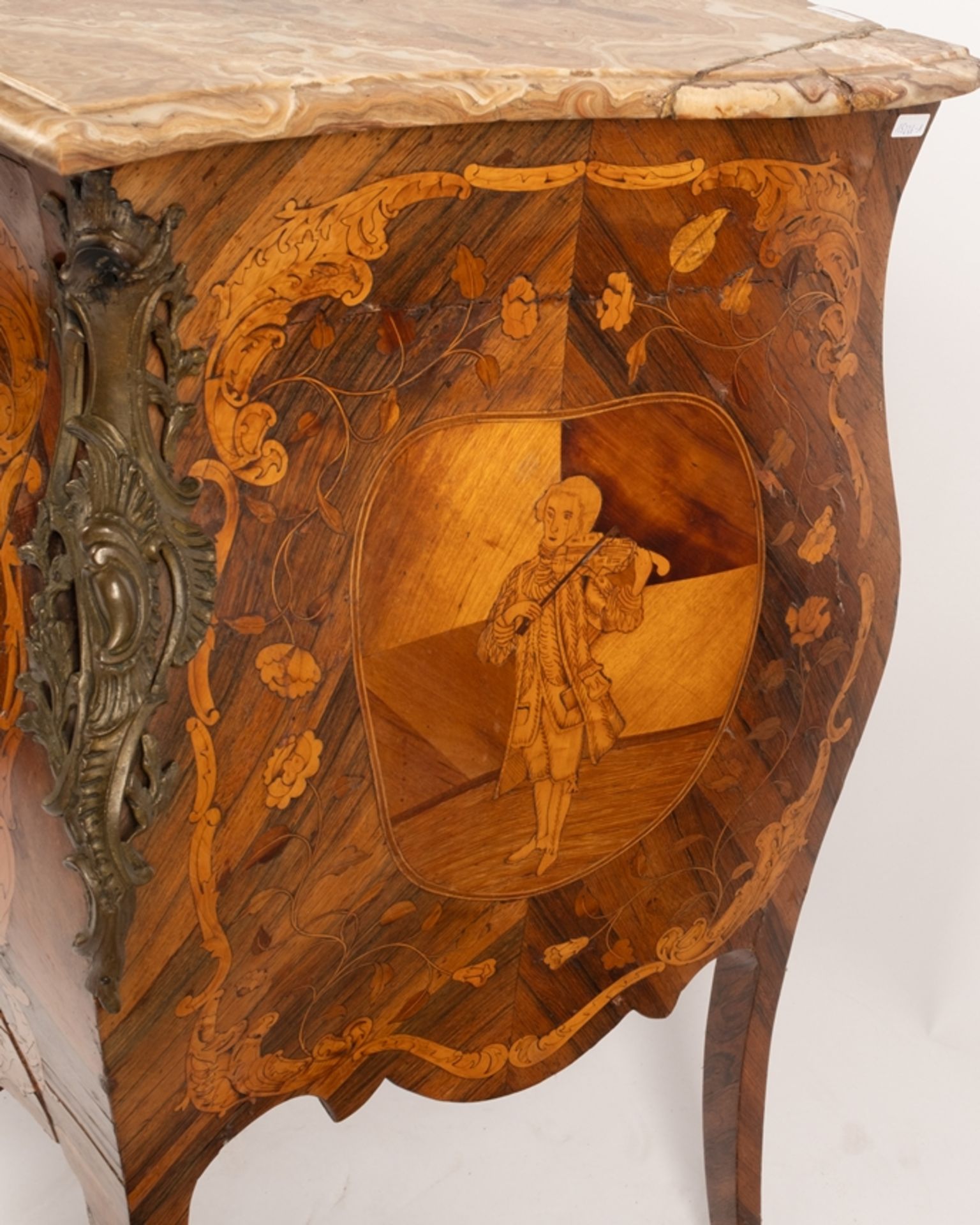 Kommode im Stil Louis XV, 19. Jh., diverse Edelhölzer furniert auf Eiche und Weichholz, stark bombi - Bild 5 aus 8