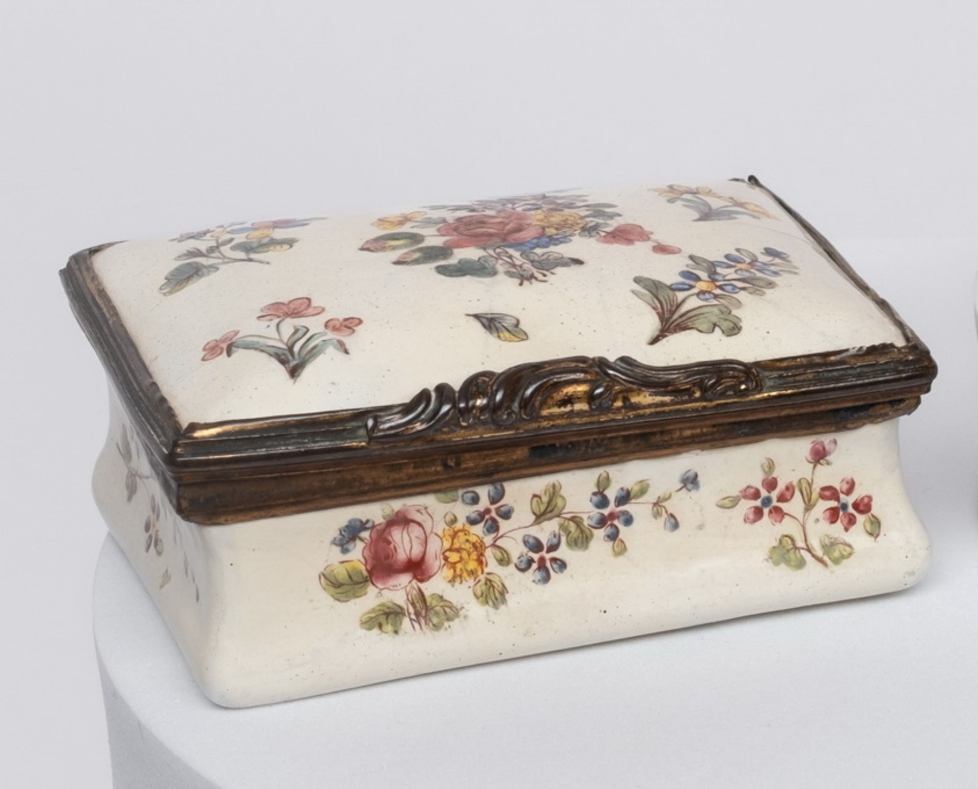 Tabatière, deutsch, 18. Jh., Email auf Metall, rechteckig, Seiten konkav eingezogen, weißgrundig, a