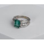 Ring, 18kt Weißgold, Smaragd ca. 2.60 ct., Brillanten zus. ca. 1.00 ct., ca. 6.4 g RM 58