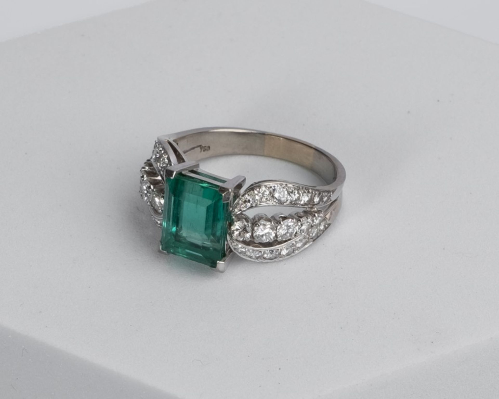 Ring, 18kt Weißgold, Smaragd ca. 2.60 ct., Brillanten zus. ca. 1.00 ct., ca. 6.4 g RM 58