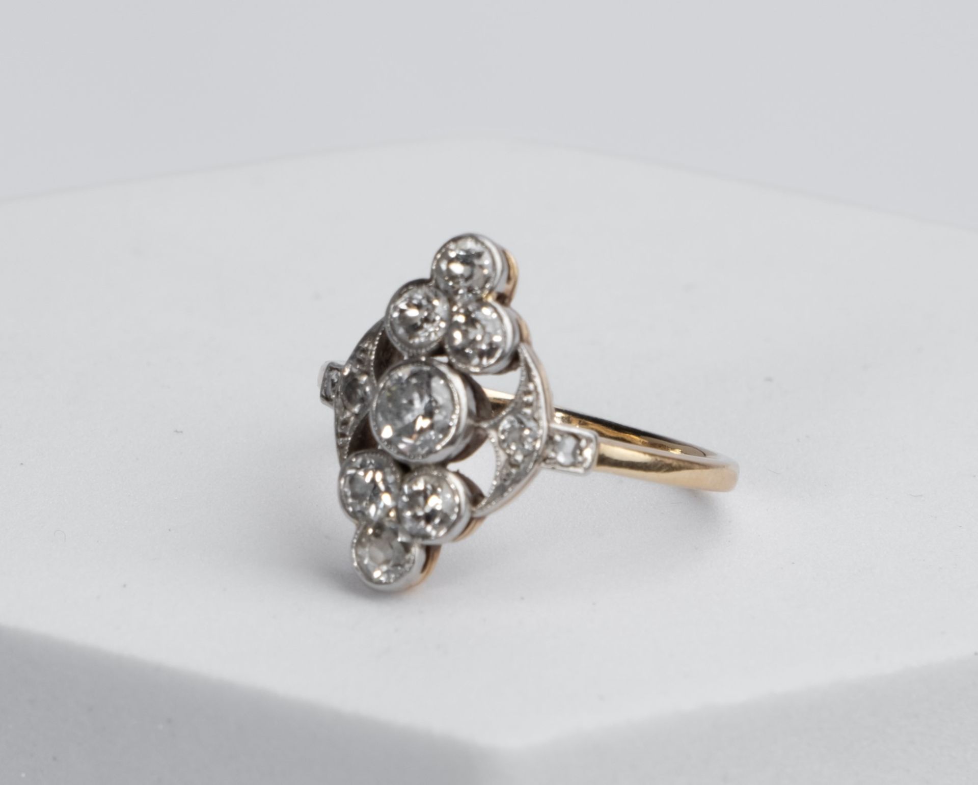 Ring, Art Déco, 18kt Gelbgold/Weißgold, 11 Diamanten zus. ca. 0.80 ct., ca. 4.0 g, RM 60