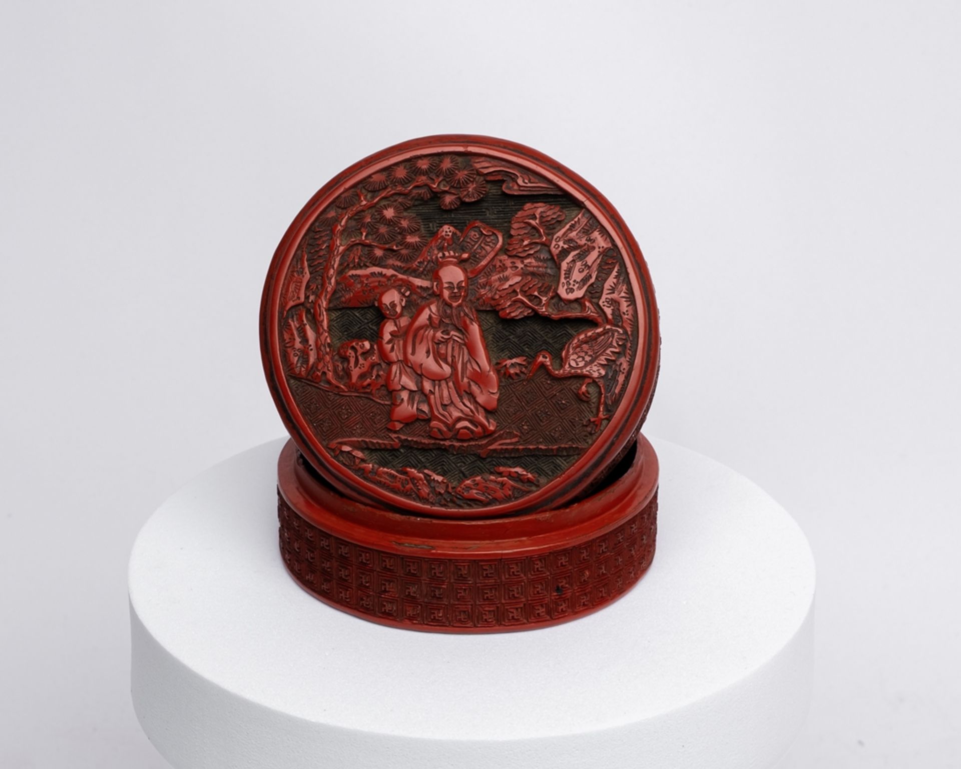 Schnitzlackdose, China, spätes 19. Jh., rot, Deckel mit einem Gelehrten, einem Knaben und einem Kra