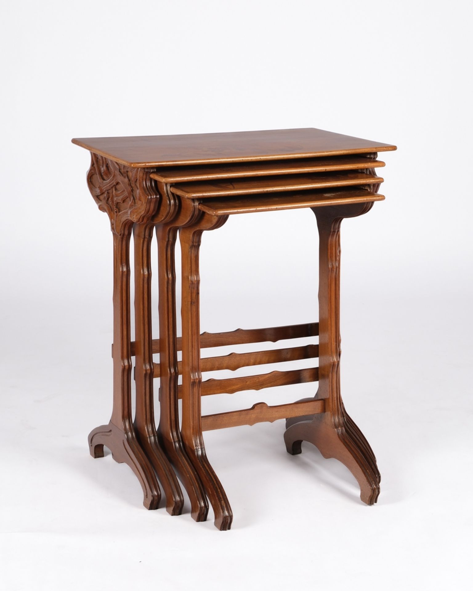 Vierteiliger Satztisch von Emile Gallé, Nancy, um 1900, Nussbaum und diverse eingelegte Edelhölzer, - Bild 2 aus 7