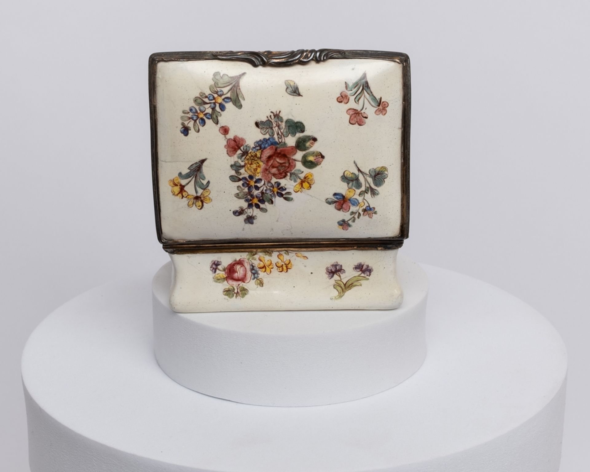 Tabatière, deutsch, 18. Jh., Email auf Metall, rechteckig, Seiten konkav eingezogen, weißgrundig, a - Bild 3 aus 4