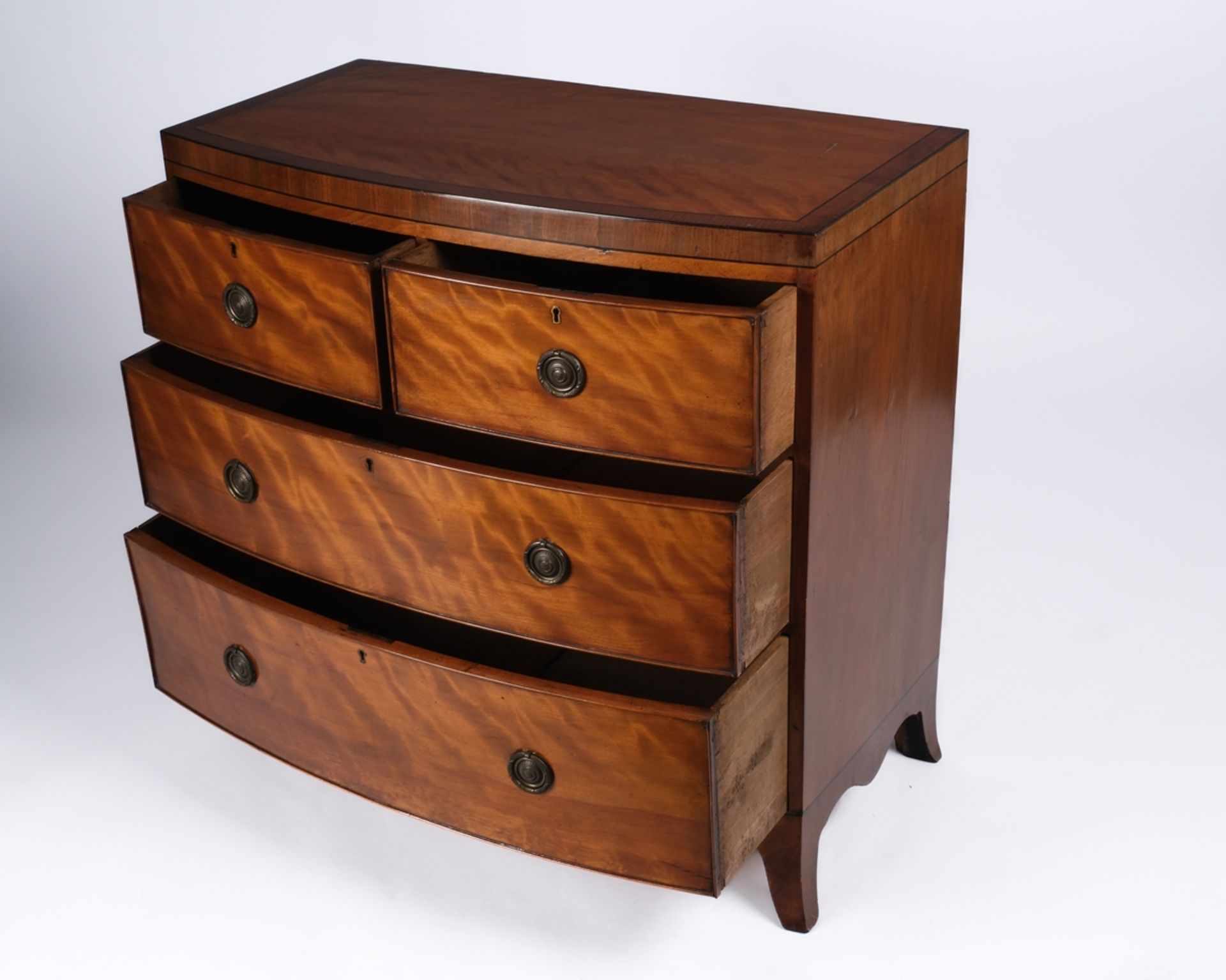 Kommode im George III-Stil, England, 20. Jh., Mahagoni geflammt, vierschübiger Korpus mit gebogter  - Bild 2 aus 3