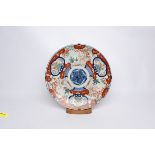 Große Platte, Japan, spätes 19. Jh., Imari-Dekor, Spiegel mit einem Blütenmotiv, umlaufende Reserve