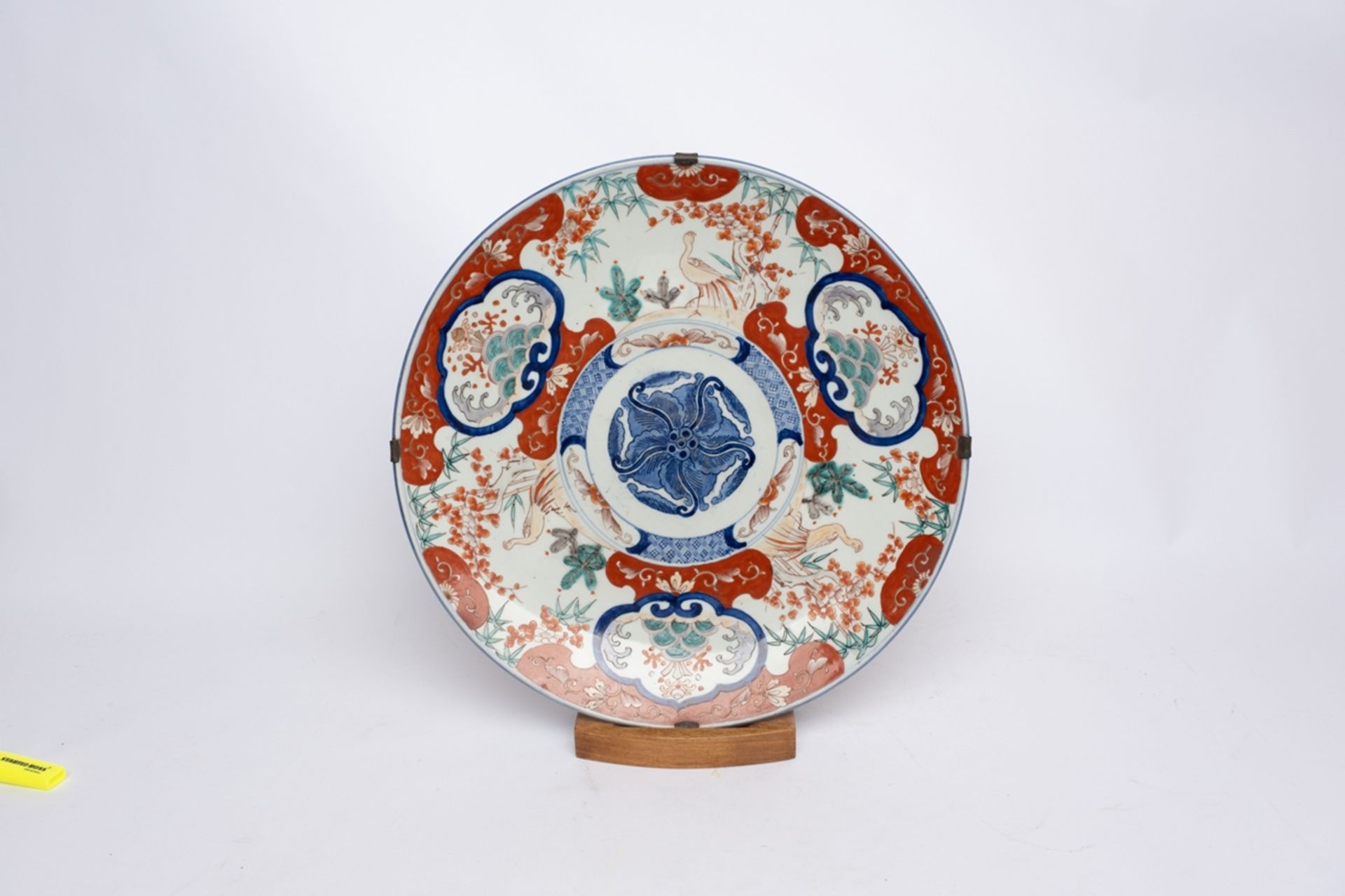 Große Platte, Japan, spätes 19. Jh., Imari-Dekor, Spiegel mit einem Blütenmotiv, umlaufende Reserve