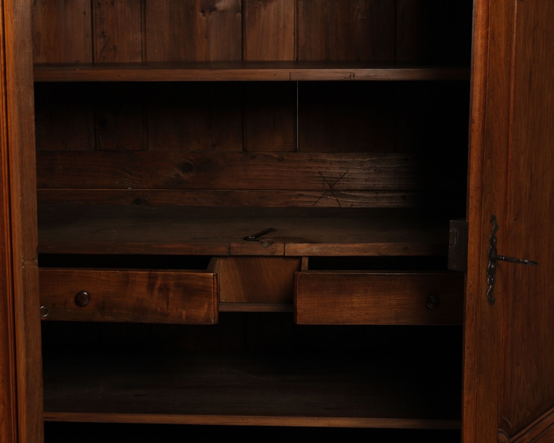 Waadtländer Schrank, Schweiz, 18./19. Jh., Nussbaum massiv, zweitüriger Korpus mit gerundeten Ecken - Bild 3 aus 4