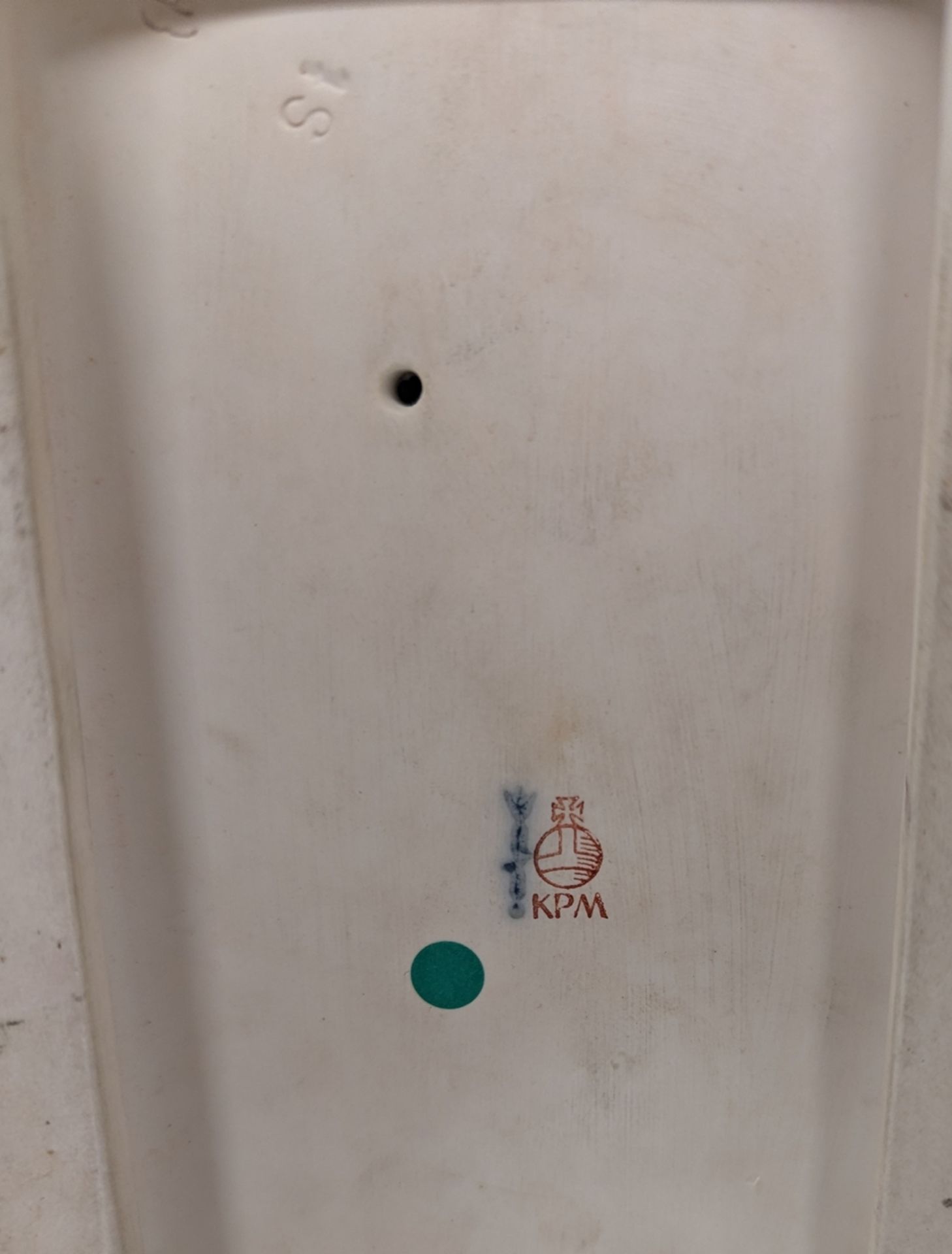 Porzellanfigur, "Der Sarotti-Mohr", KPM Berlin, polychrom und goldstaffiert, Modellentwurf von Juli - Bild 3 aus 4