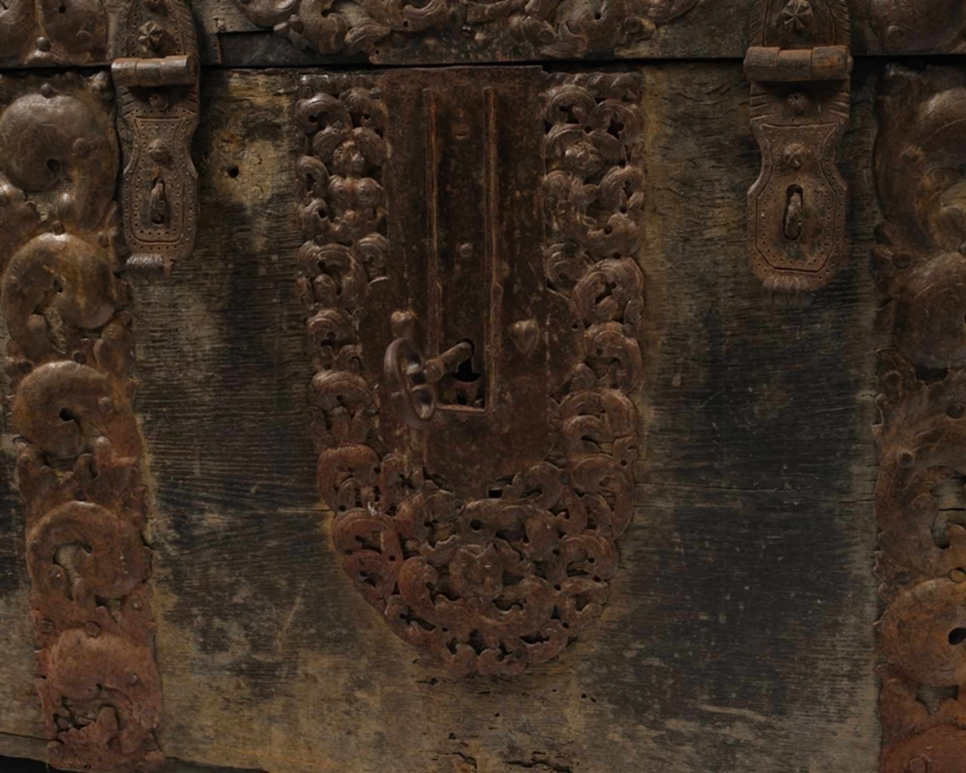 Große barocke Runddeckeltruhe, 18. Jh., Eiche, der Korpus mit reich verzierten Eisenbändern beschla - Bild 5 aus 7