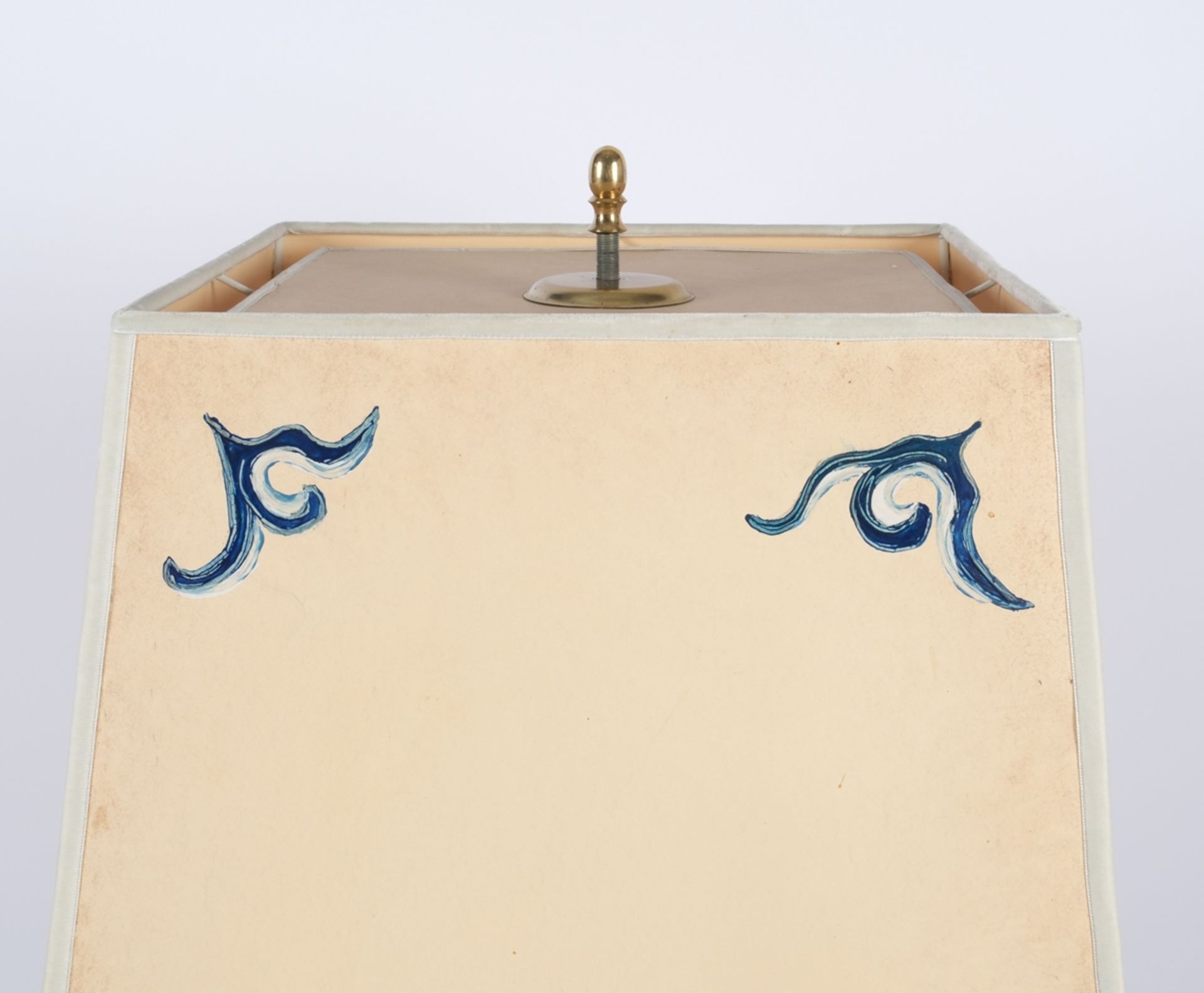 Salonlampe, 20. Jh., unter Verwendung einer vierkantigen Porzellanvase aus China, spätes 19. Jh., b - Bild 4 aus 4