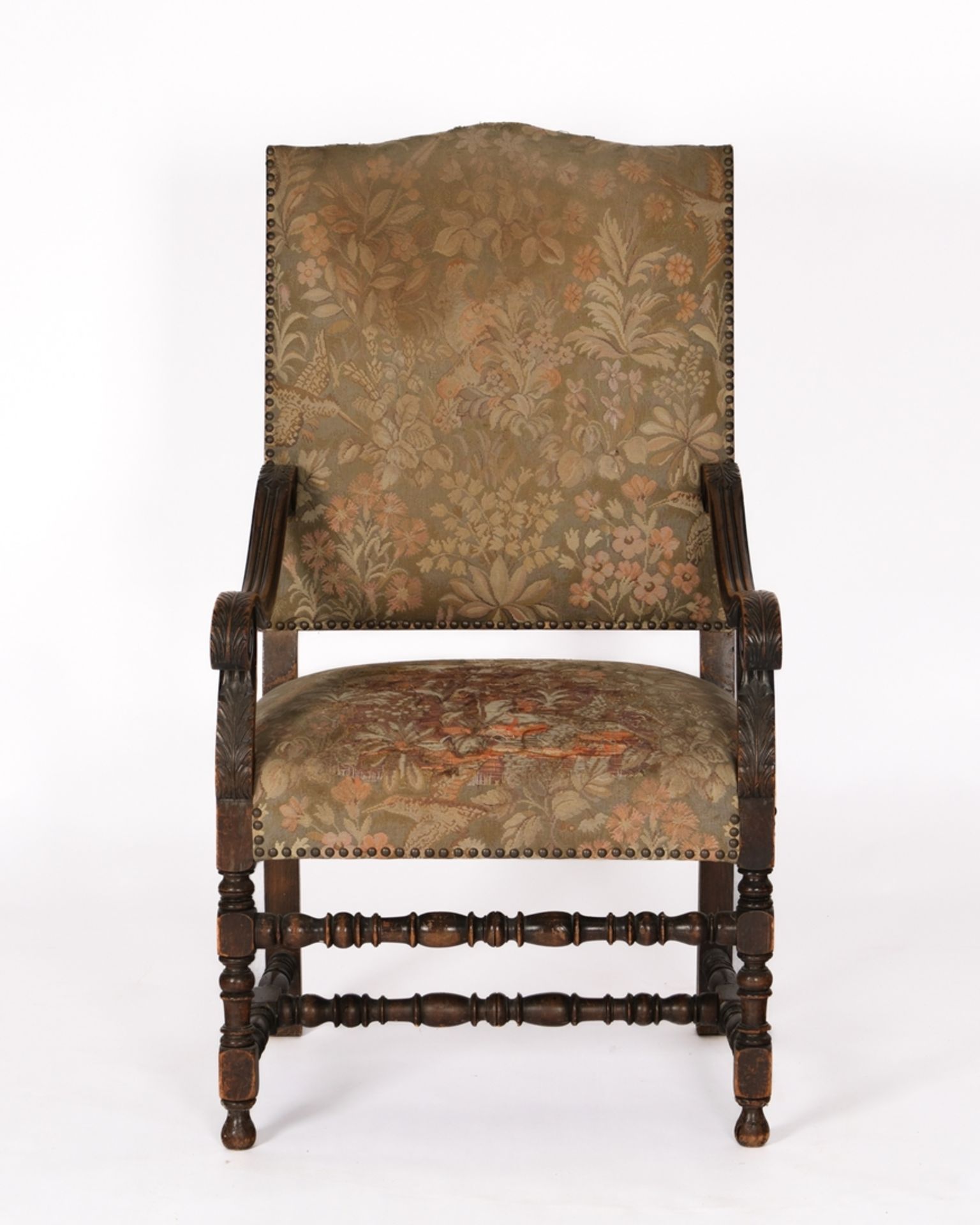 Armlehnsessel im Stil des Barock, wohl um 1900, Nussbaum geschnitzt, volutierende Armlehnen, allsei