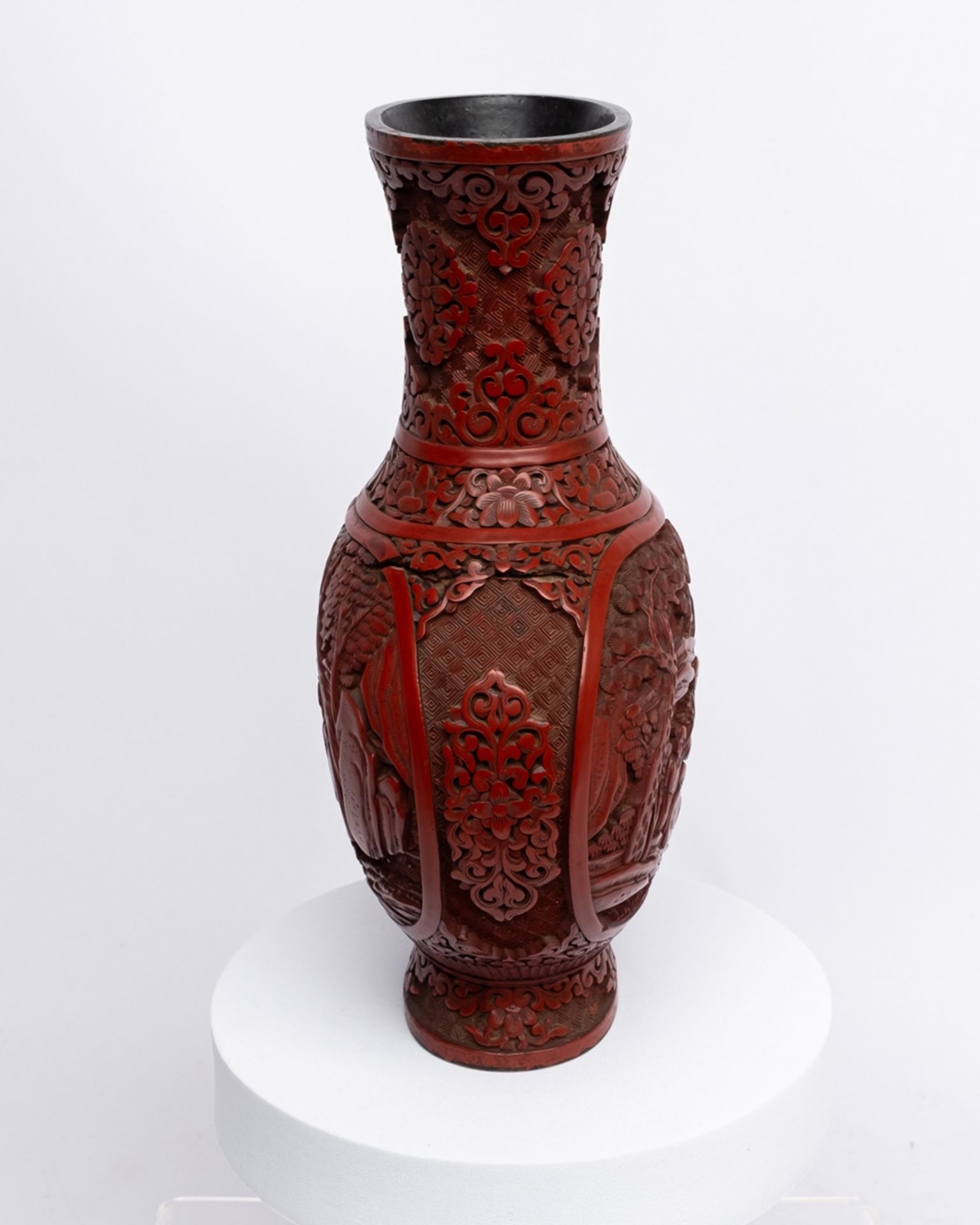 Schnitzlackvase, China, spätes 19. Jh., rot, ovale, gedrückte Form, auf den Flachseiten Medaillons  - Bild 2 aus 2