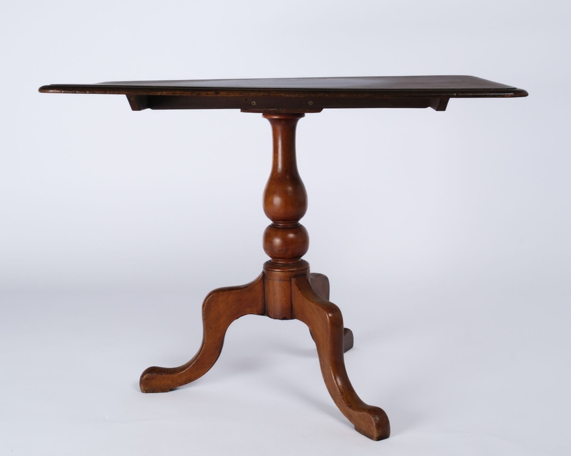 Beistelltisch, England, 19. Jh., Mahagoni, rechteckige Platte über dreipassigem Fuß, 60.5 x 82 x 52 - Bild 3 aus 5