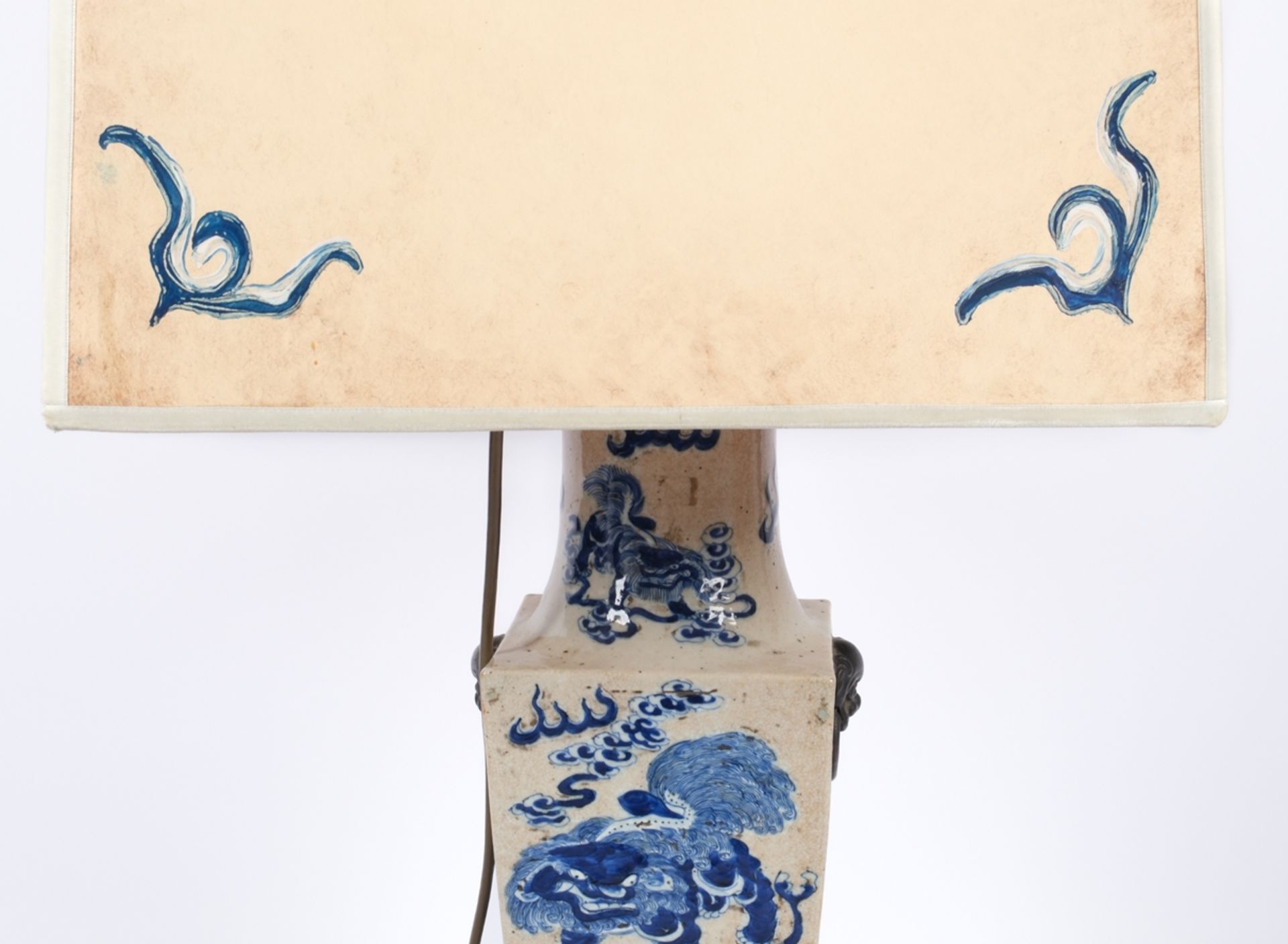 Salonlampe, 20. Jh., unter Verwendung einer vierkantigen Porzellanvase aus China, spätes 19. Jh., b - Bild 2 aus 4