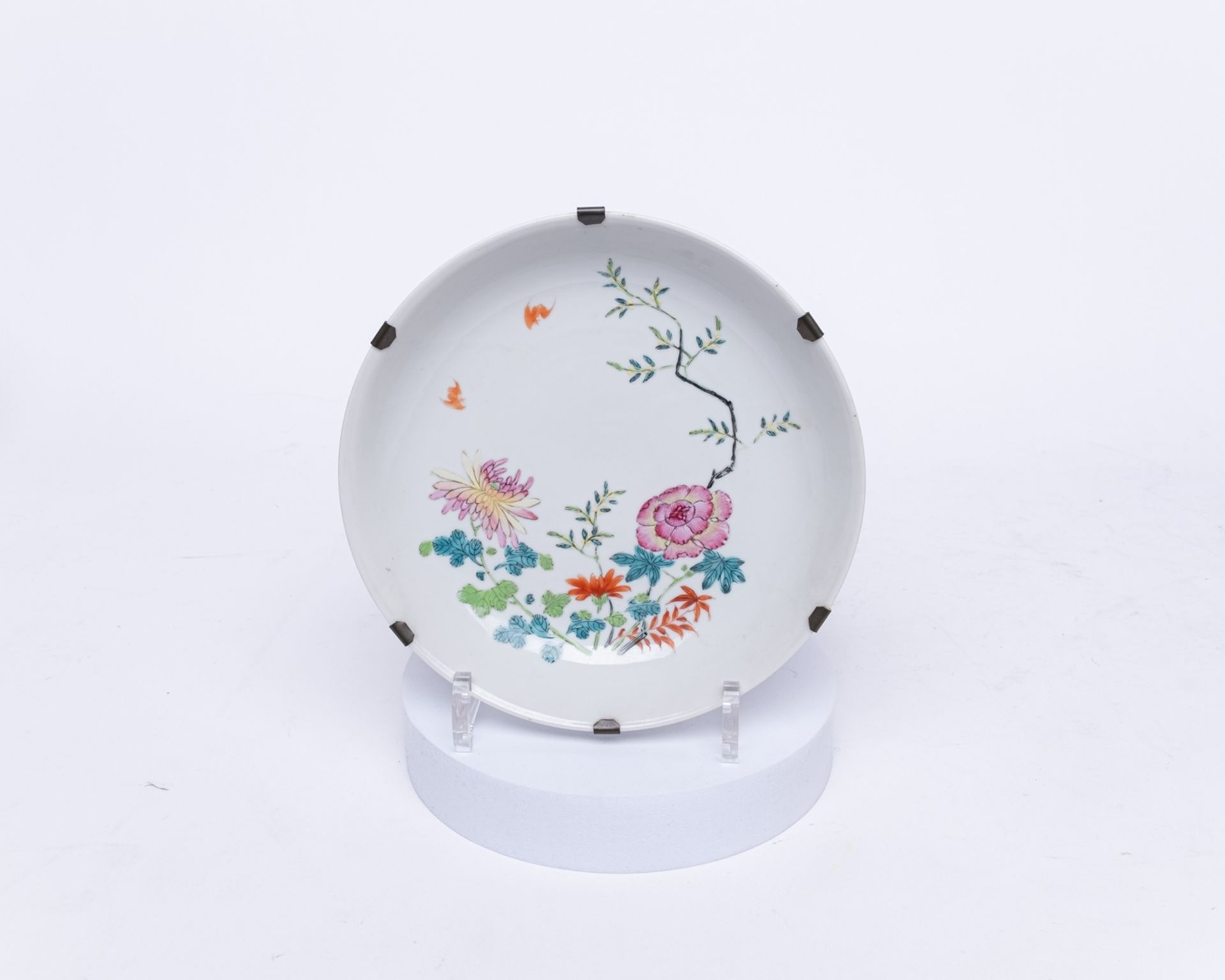 4 Teller, China, 19. Jh., Porzellan, famille rose, verschiedene Blütendekore, 3x am Boden umseitig  - Bild 2 aus 7