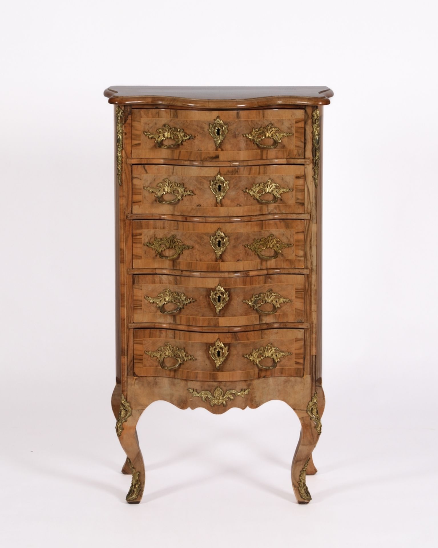 Pfeilerkommode im Dresdner Barock-Stil, um 1900, Nussbaum furniert, allseits geschweifter Korpus mi