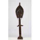 Reliquiar-Figur, Kota, Gabun, Afrika, die Grabwächterfigur in abstrahierter Gestalt aus Holz mit ei