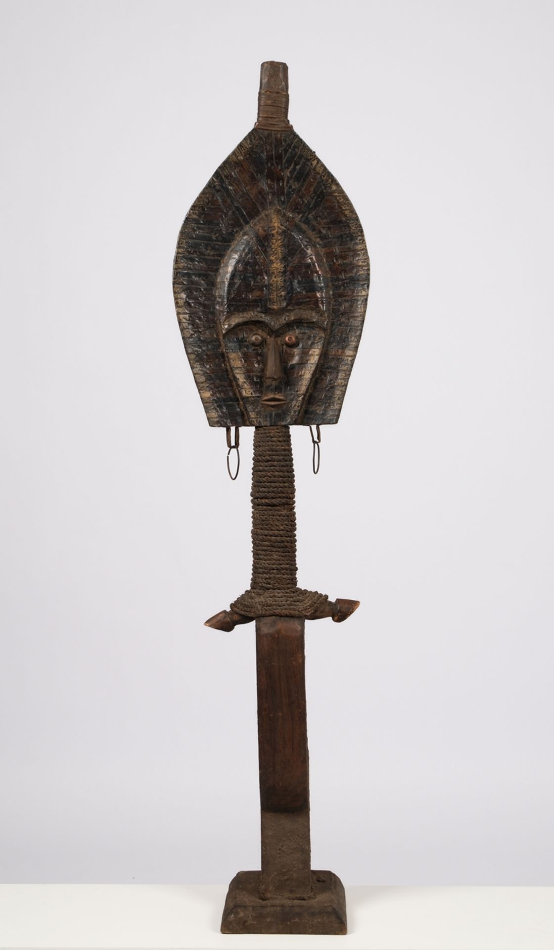 Reliquiar-Figur, Kota, Gabun, Afrika, die Grabwächterfigur in abstrahierter Gestalt aus Holz mit ei