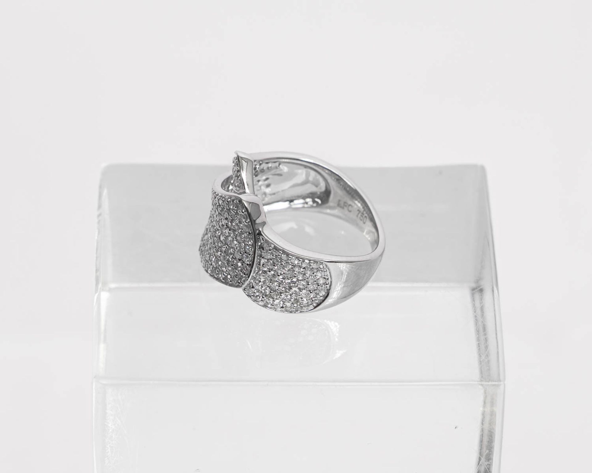 Ring, 18kt Weißgold, Brillanten zus. ca. 1.16 ct., etwa tw/si, ca. 7.7 g, RM 53 - Bild 2 aus 3