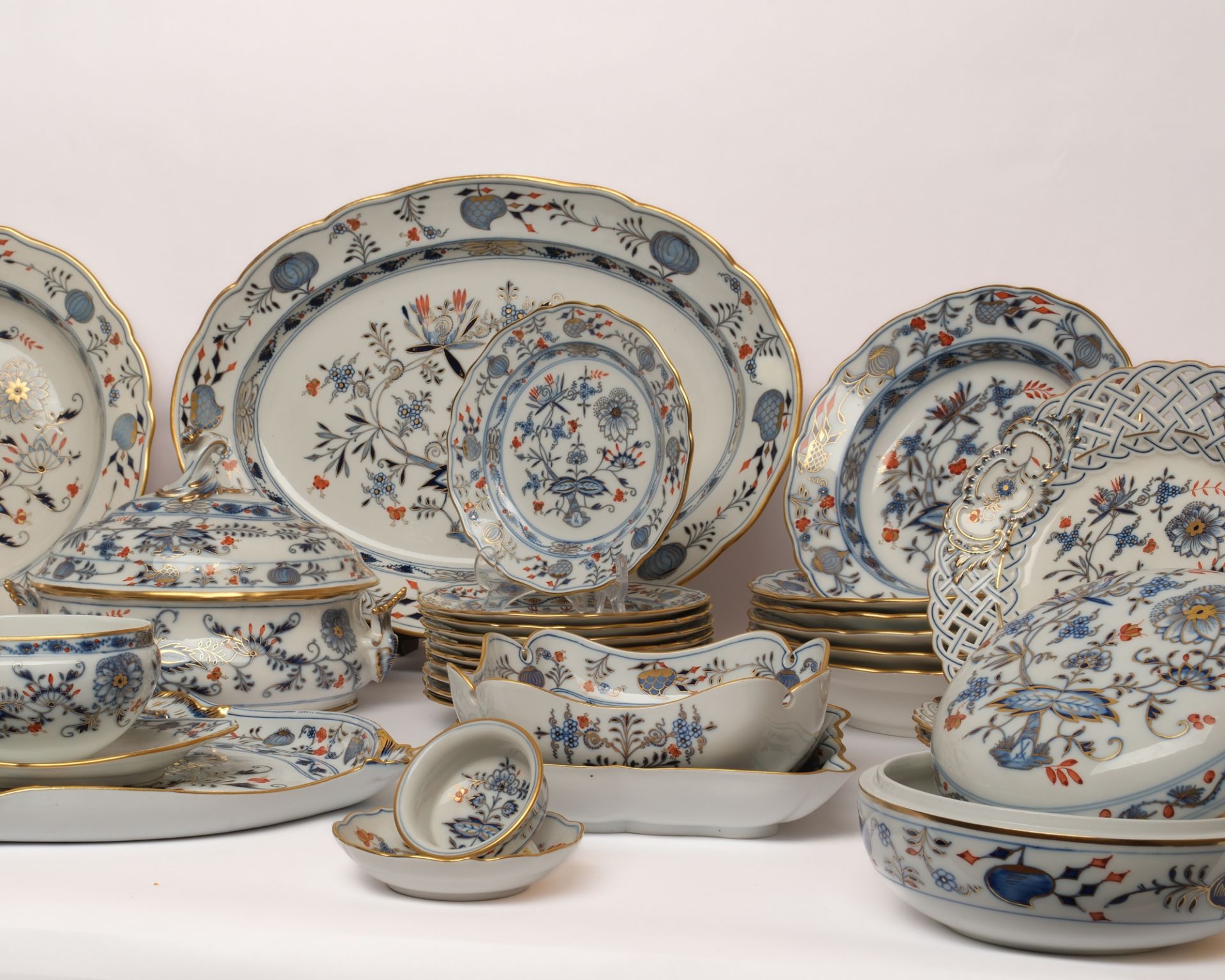 Speiseservice, 53-tlg., Meissen, Schwertermarke, 19./20. Jh., 1./2. Wahl, Zwiebelmuster, rot- und g - Bild 3 aus 5