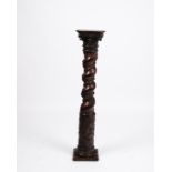 Ziersäule mit Weinlaub, Eiche geschnitzt, über profilierter Basis im unteren Drittel mit Reliefschn