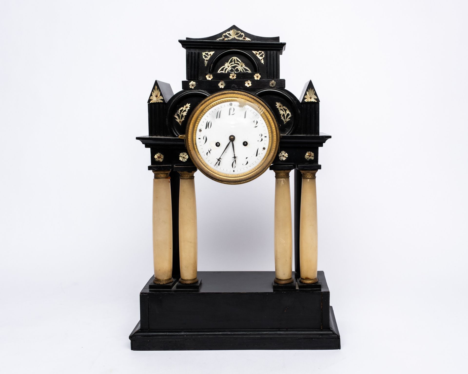 Portaluhr, Wien, um 1830, Holz, schwarz gefasst, schauseitig vier Alabastersäulen, Giebel mit Perlm