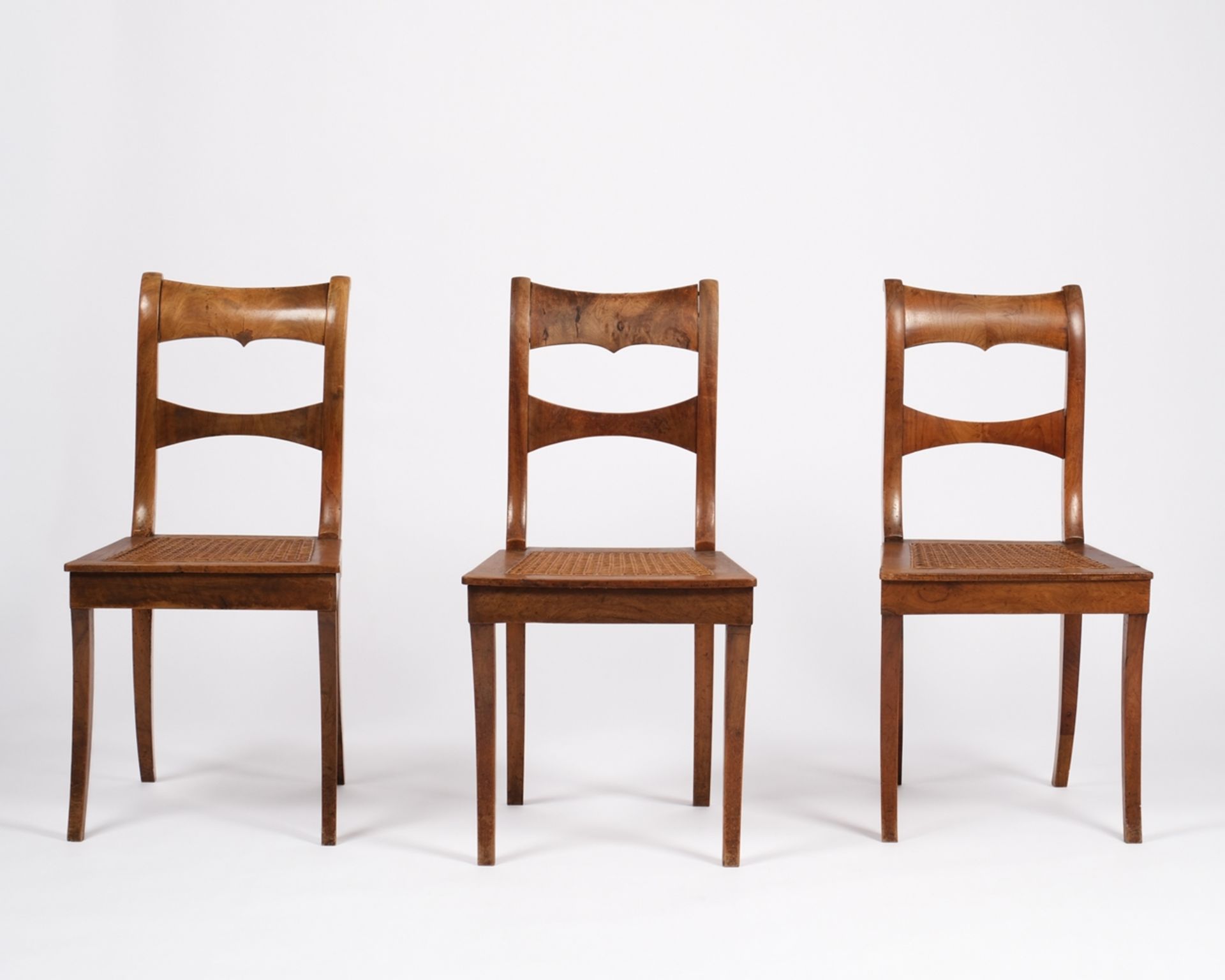 Drei Stühle des Biedermeier aus Haus Parzival, um 1830, Nussbaum massiv und furniert, Sitzfläche je