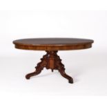 Ovaler Couchtisch, Gründerzeit, um 1880/1900, Pyramidenmahagoni, dreipassiger Stand, 55 x 116 x 76 