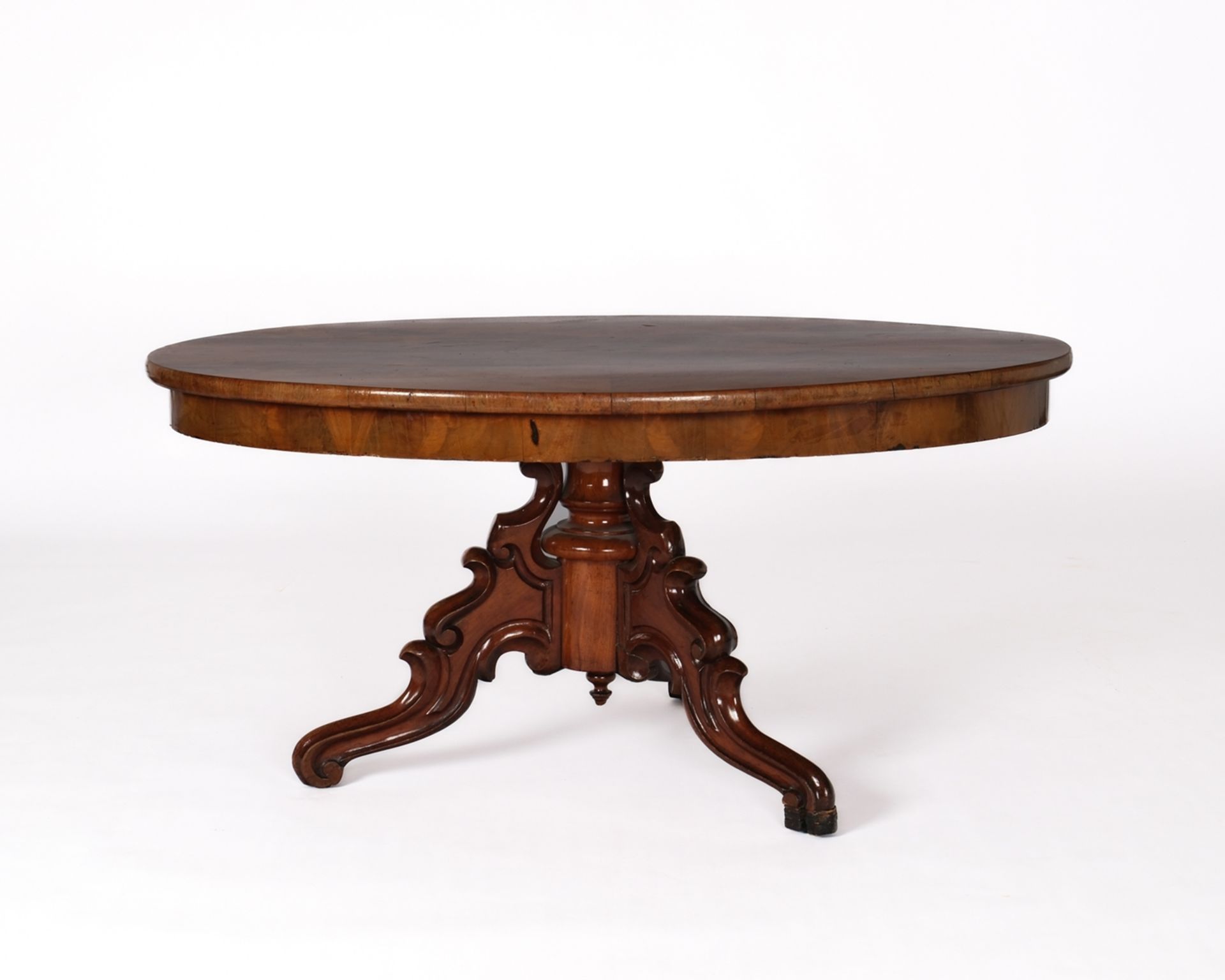 Ovaler Couchtisch, Gründerzeit, um 1880/1900, Pyramidenmahagoni, dreipassiger Stand, 55 x 116 x 76 