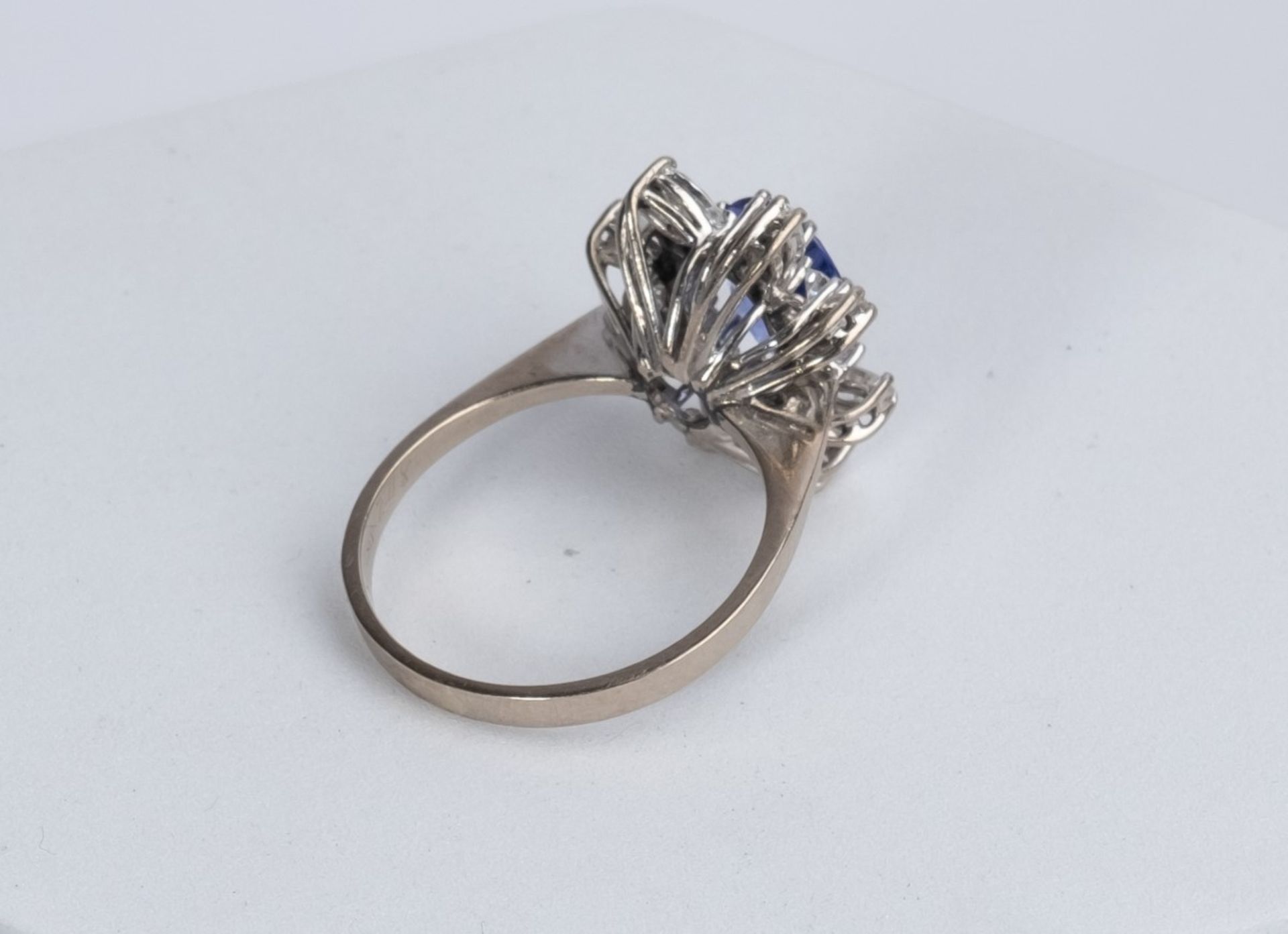 Ring, 18kt Weißgold, Saphir 2.10 ct., 8 Brillanten und 8 Diamantnavettes zus. ca. 1.0 ct., ca. 5.7  - Bild 2 aus 2