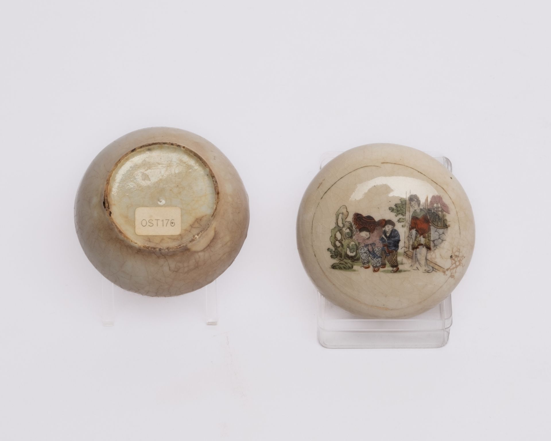 2 Deckeldosen, China, 1. Hälfte 20. Jh., Porzellan, diverse farbige Dekore, ca. 5.5 cm hoch ø ca. 7 - Bild 5 aus 6